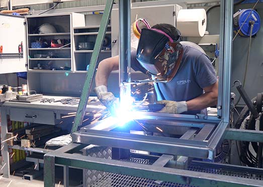 Soudeur en train de fabriquer un sous ensemble en tolerie fine de précision Maine et Loire 49