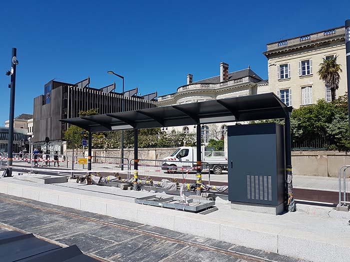 Armoire de quai en cours d'installation sur une ligne de tramway