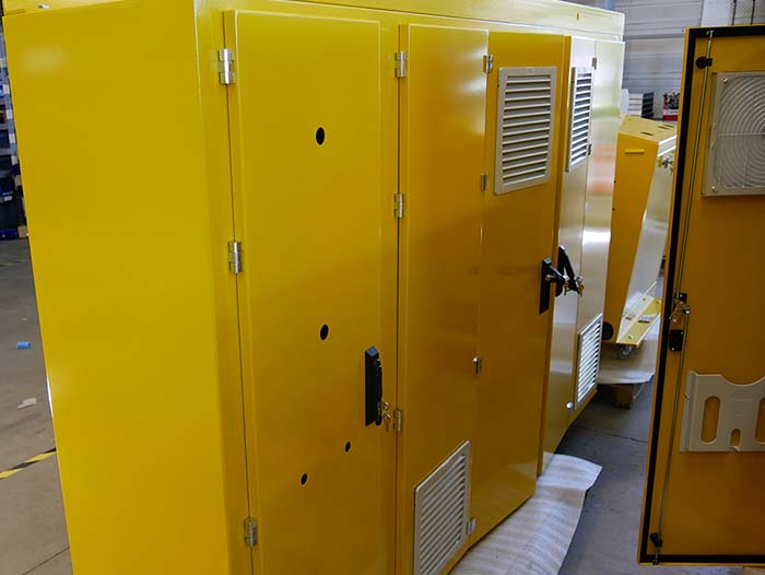 Armoire électrique sur-mesure en cours de montage dans les ateliers de tôlerie d'EPSILON
