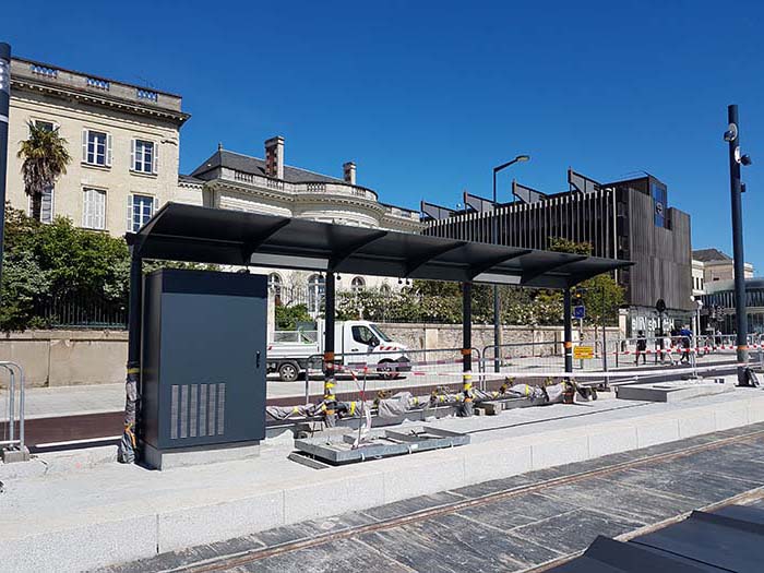 Armoire urbaine installée sur une ligne tramway pour la ville d'Angers