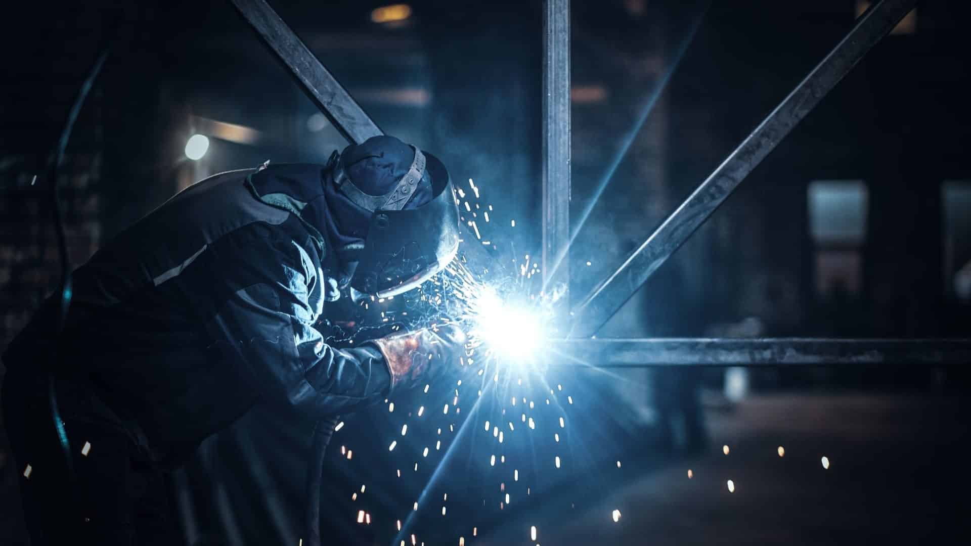 vue sur un employé qui est en train d'effectuer de la tôlerie chaudronnerie