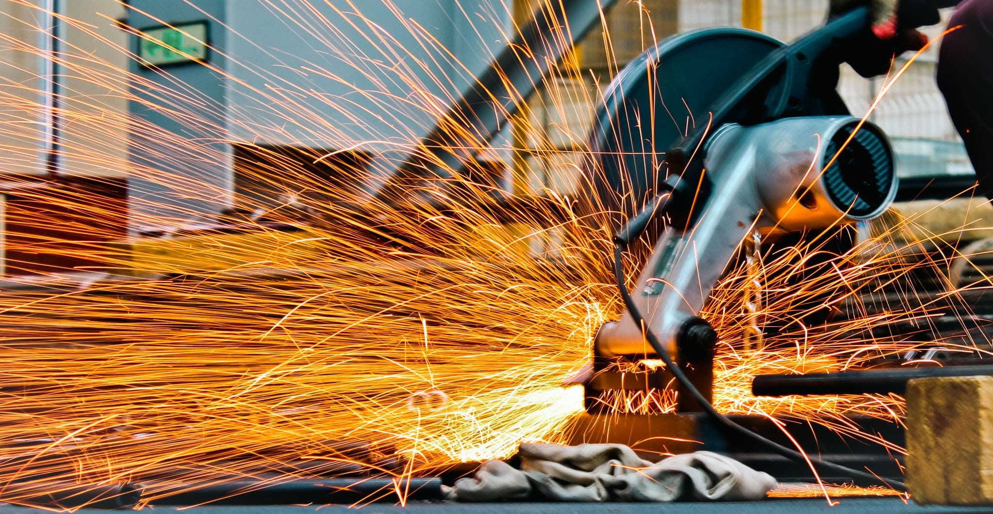 Vue sur une machine qui fabrique de la tôlerie industrielle