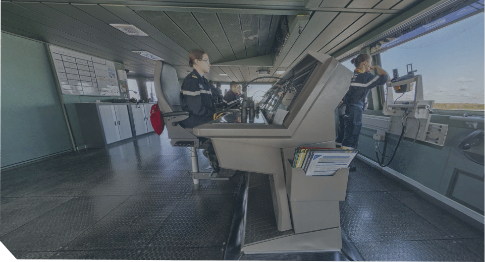 armoire naval intégré dans un poste de commande de navire