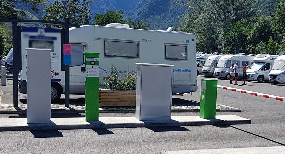 Borne metallique pour contrôler l'accès à un parking