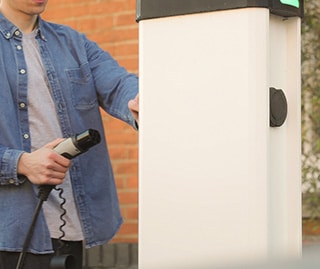 Vue d'une borne de recharge pour véhicule électrique