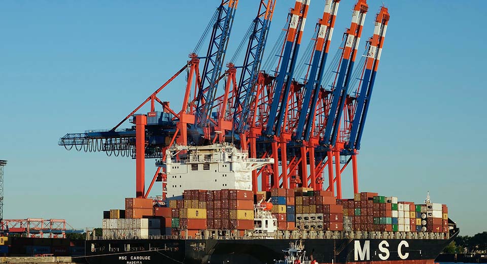 Ensemble de cabine de grue portuaire sur une zone de déchargement de bateaux