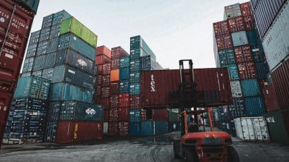 Vue d'un ensemble de container dans un port