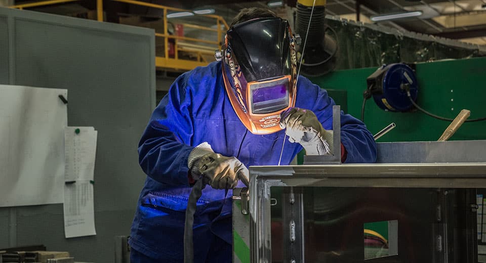 Soudeur en train de réaliser une soudure au sein de l'entreprise chaudronnerie EPSILON