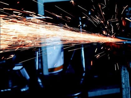 Photo d'un chaudronnier en train de meuler une soudure dans une entreprise de chaudronnerie