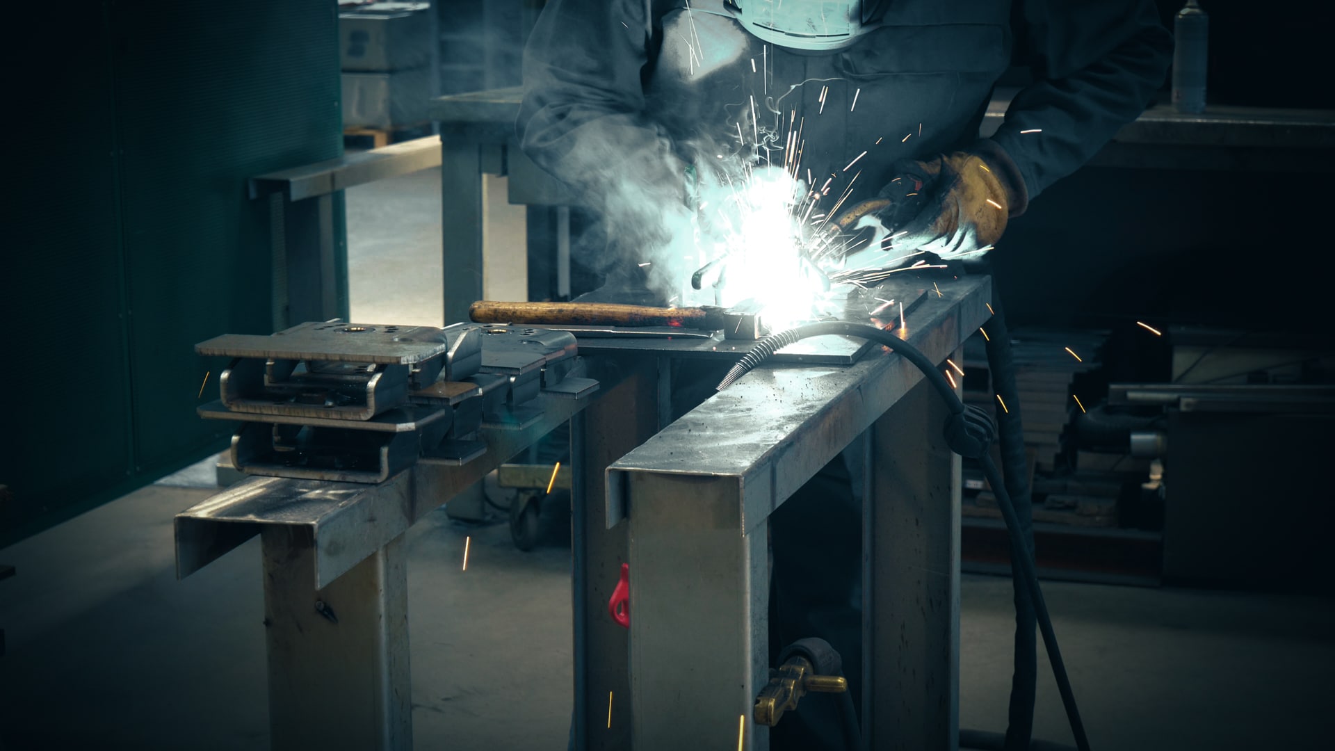 Photo d'un soudeur en train de réaliser une soudure dans un atelier de chaudronnerie