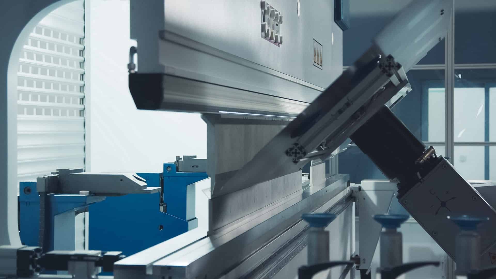 Plieuse robotisée de tôle dans une entreprise de métallerie