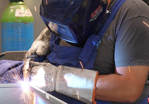 Soudeur réalisant une opération de soudage au sein de l'entreprise de tolerie fine EPSILON