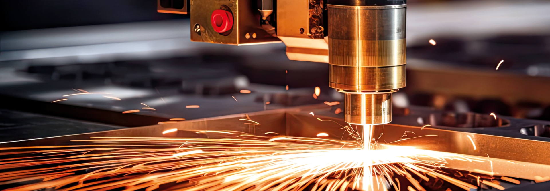 Opération de découpe laser sur une tôle fine dans l'atelier d'Epsilon tôlerie