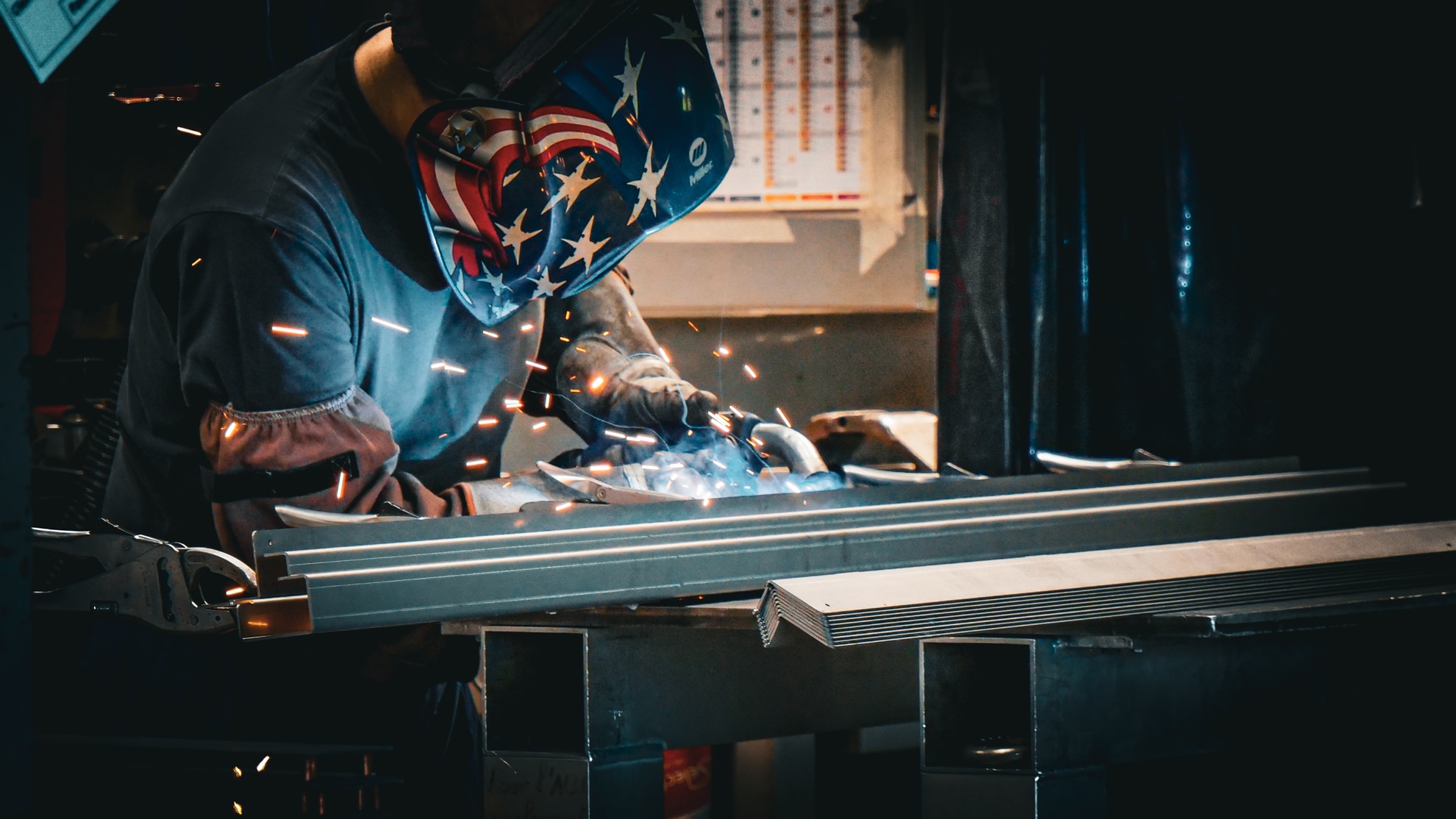 Photo d'un soudeur dans un atelier de tôlerie de précision