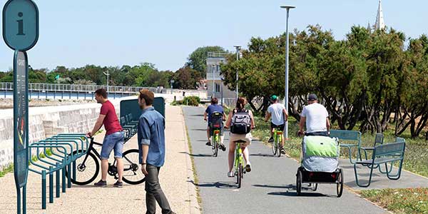 Mobilier urbain pour vélo PLIX au bord d'une piste cyclable en ville