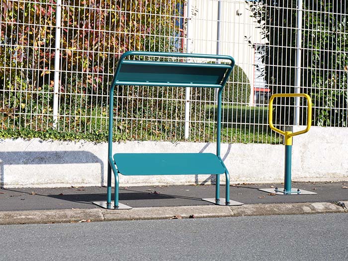 EPSILON fabrique du mobilier urbain design comme cette ensemble de marche pied et potelet permettant de favoriser les mobilités douces.