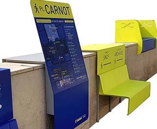 Différent types de mobilier comme un banc et un panneau d'affichage