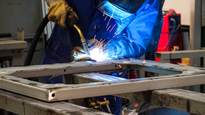 Pièce de tôlerie en cours de soudure suivant la norme soudure ISO-3834