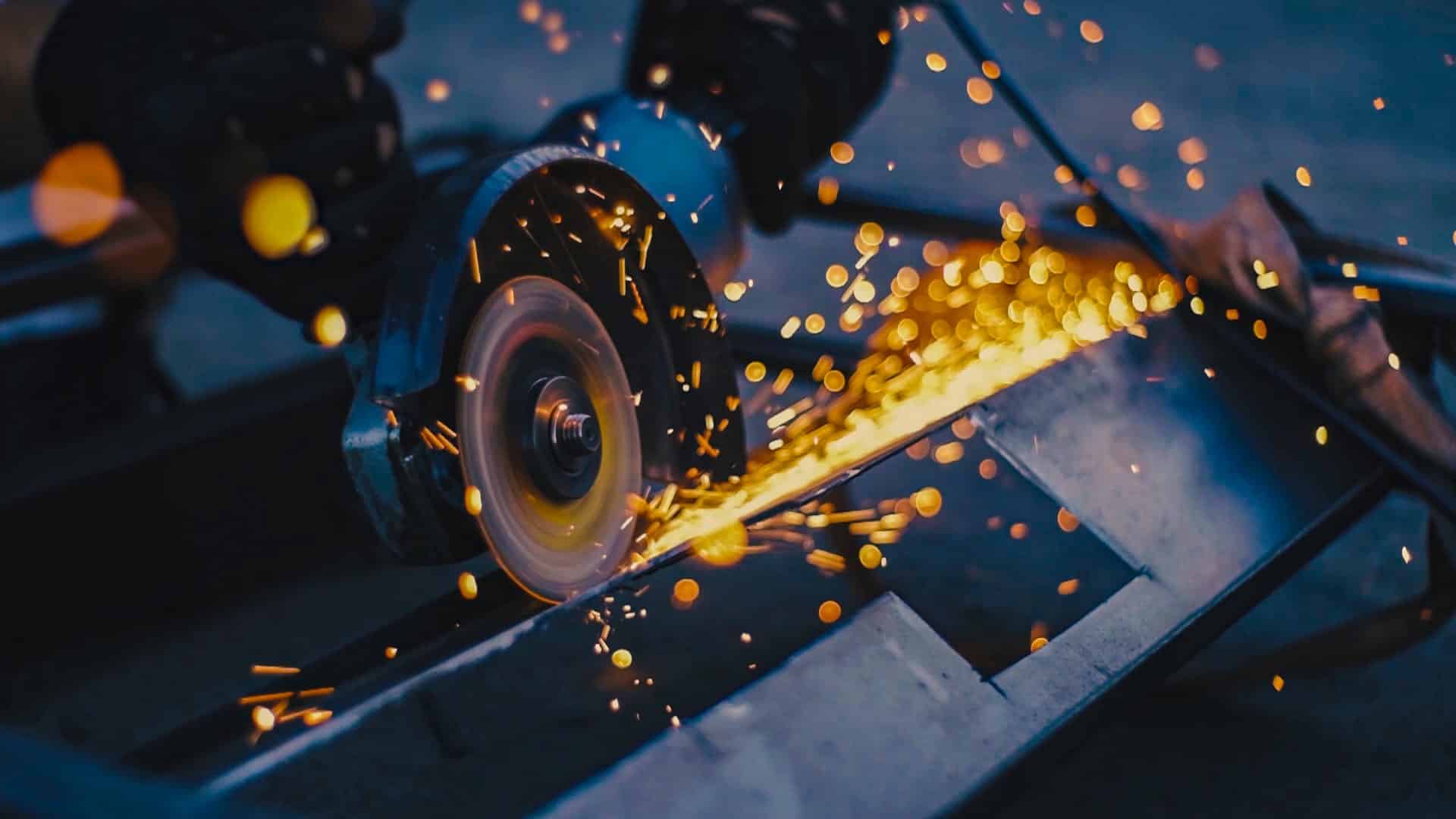 photo d'un ouvrier en train de travailler une pièce dans une societe de tolerie industrielle