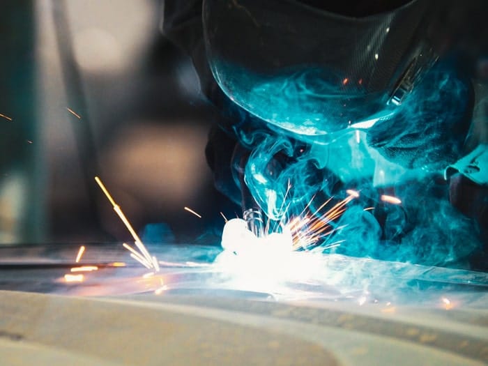 Soudure mig mag sur des pièces en acier dans un atelier de chaudronnerie