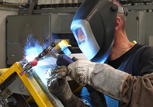 Entreprise de tôlerie fine industrielle EPSILON: Soudure d'une pièce en inox dans l'atelier