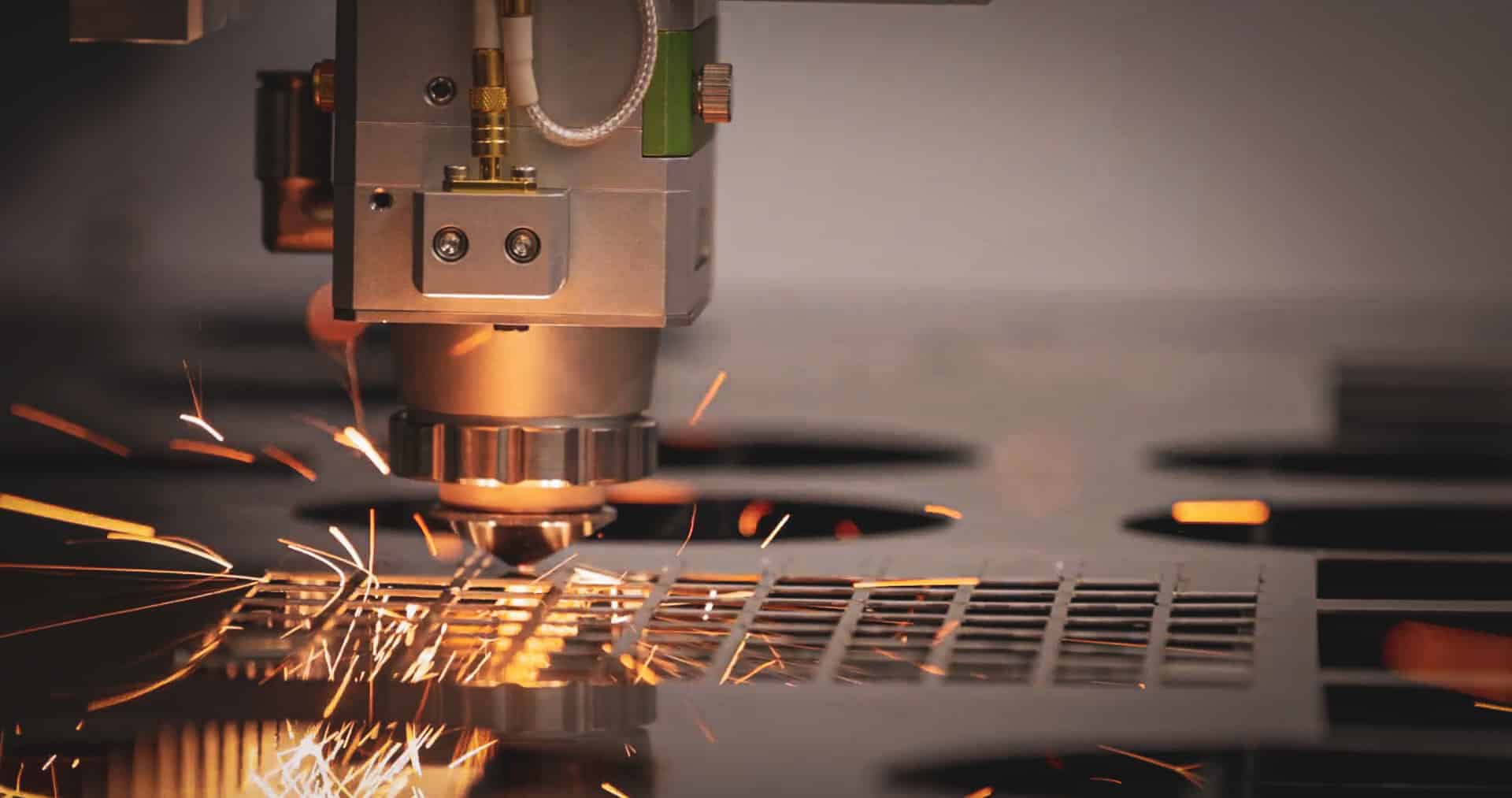 Une tole qui se fait découper par un machine dans un atelier de tôlerie fine industrielle