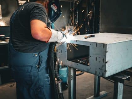 opérateur en train de réaliser une soudure sur un ensemble de tôlerie petite série